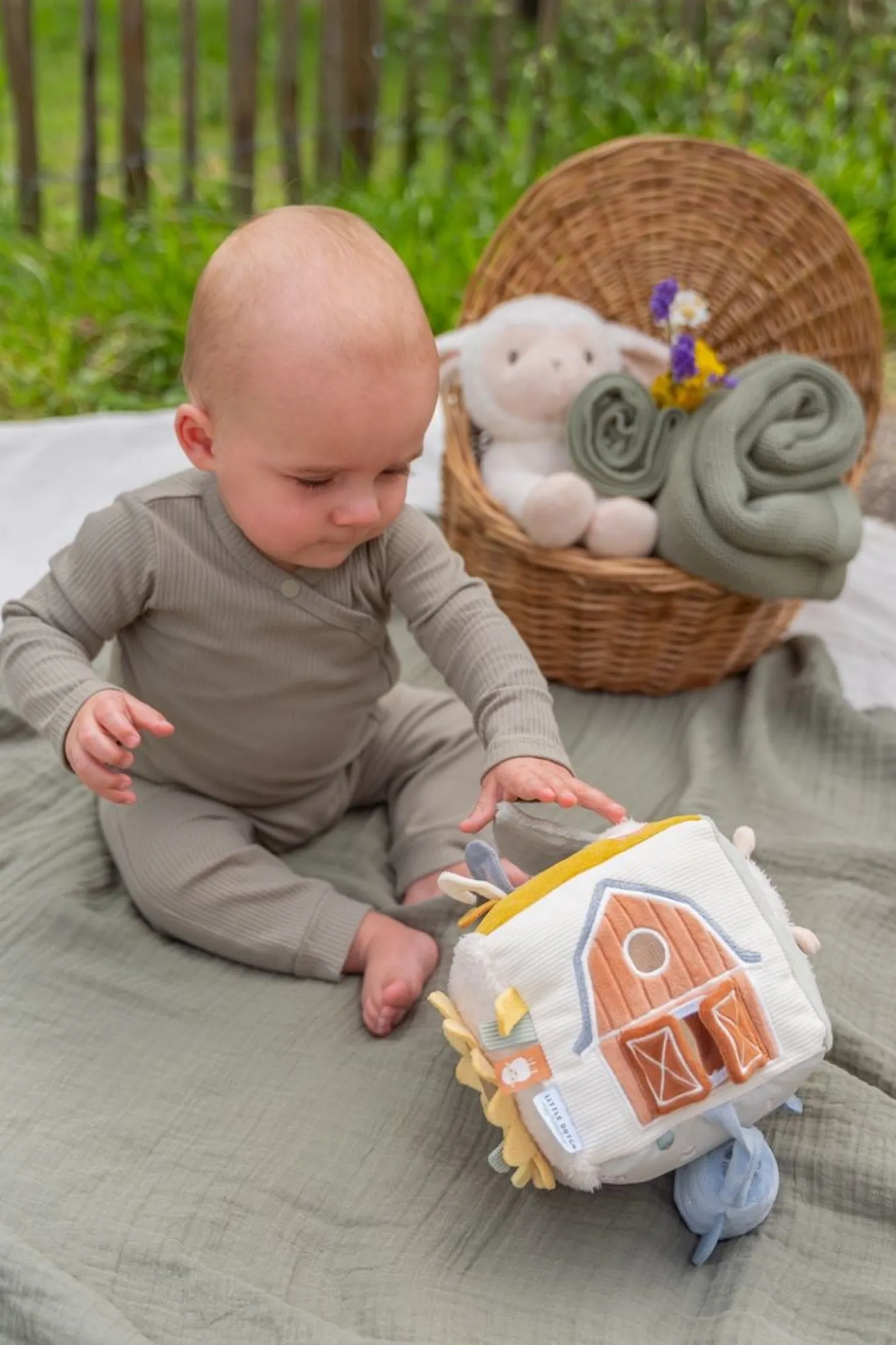 Cubo Blandito de Actividades Pequeña Granja · Little Dutch