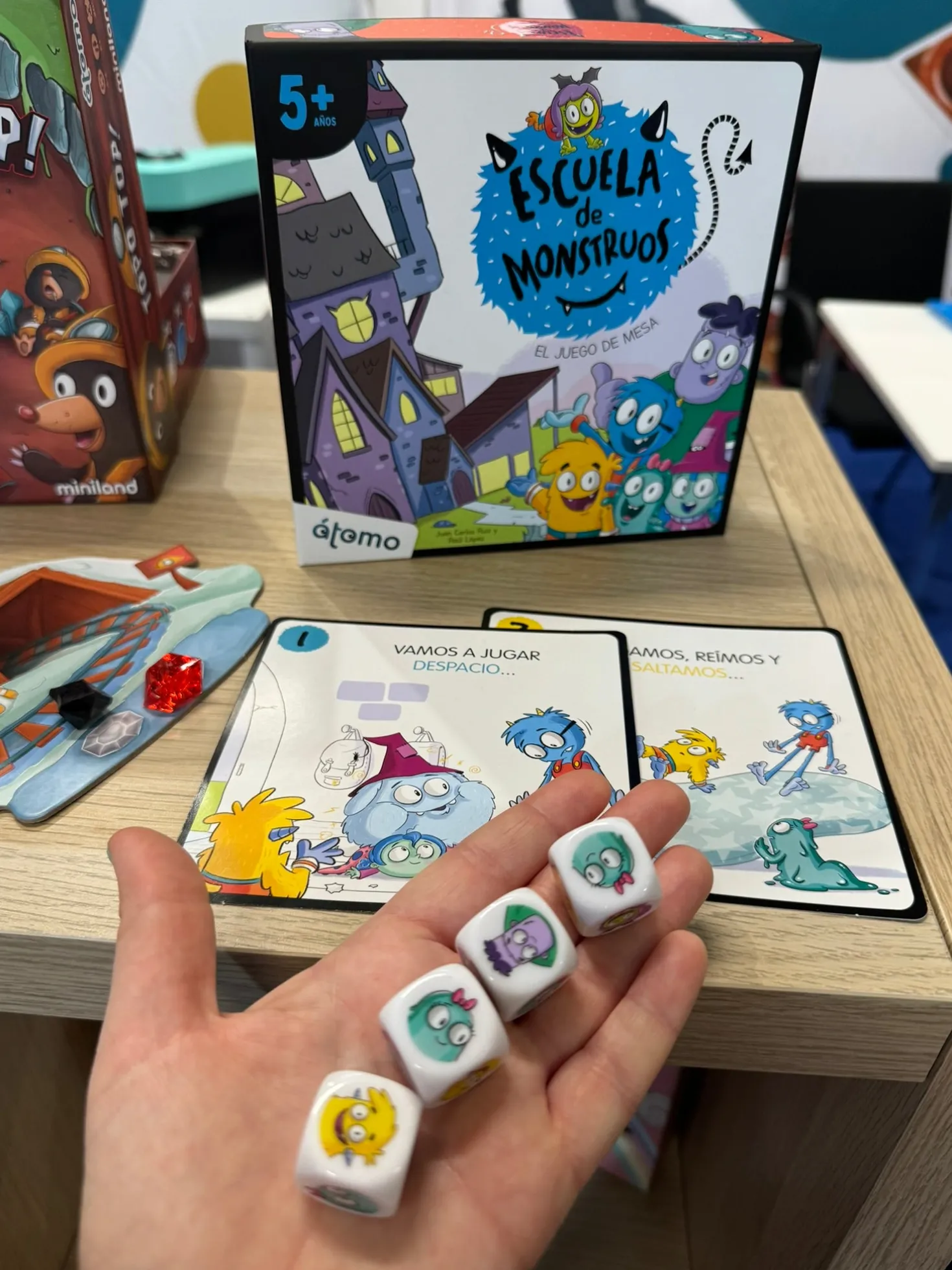 Escuela de monstruos · Átomo