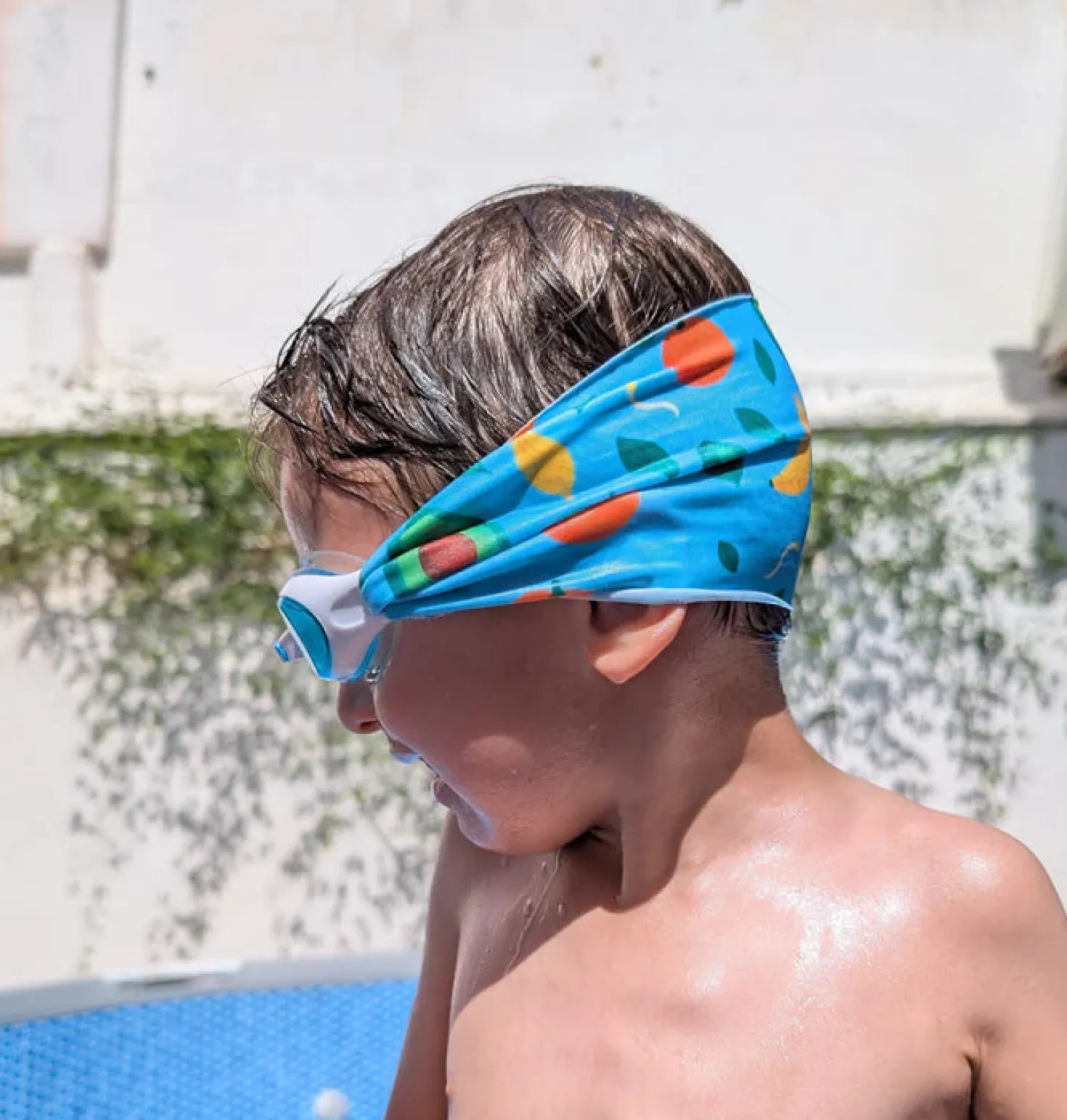 Gafas infantiles azul oscuro con turbante Dinos · Fun Water
