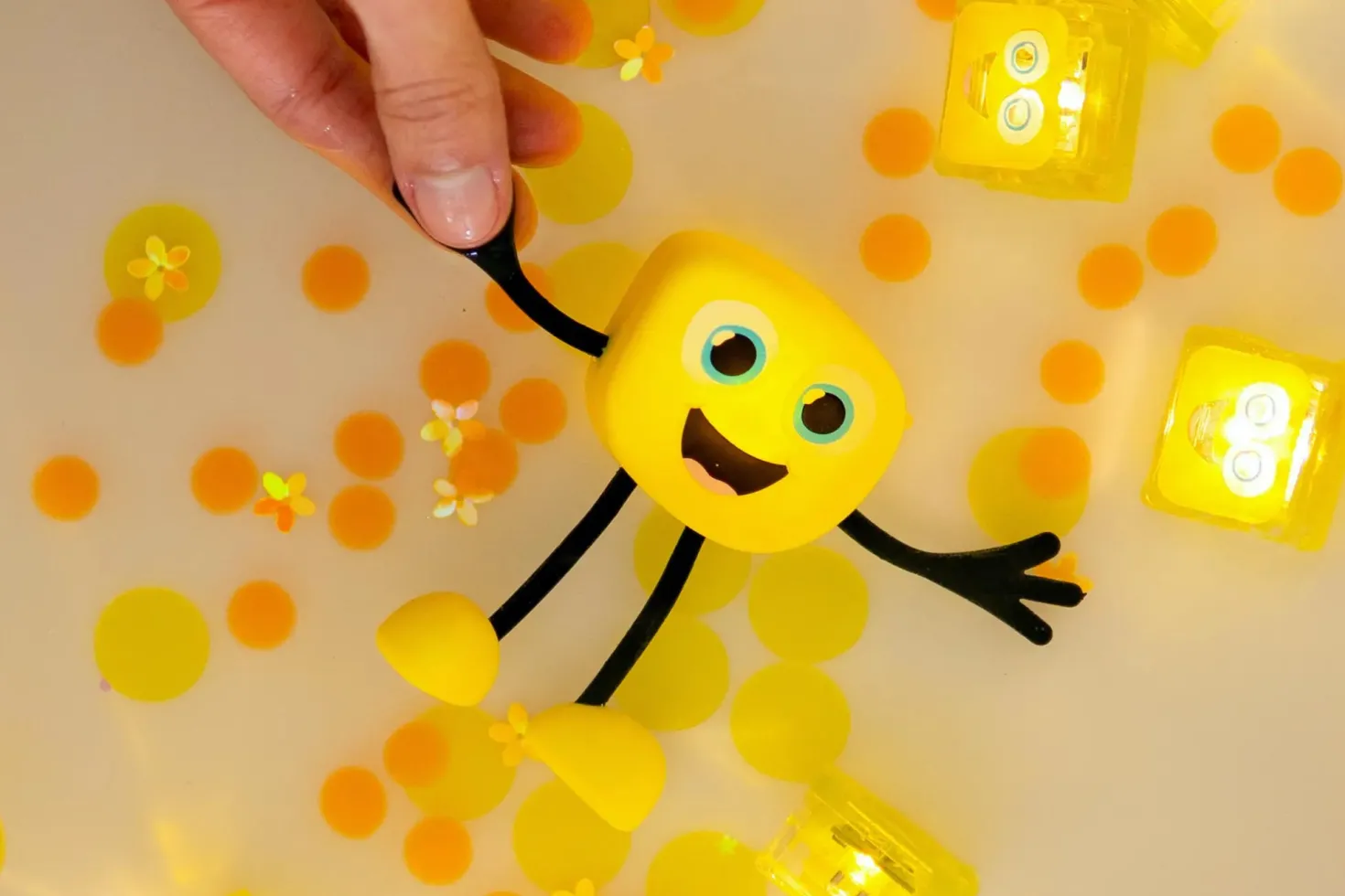 GloPals Set Personaje + 2 Cubos luz ALEX Amarillo
