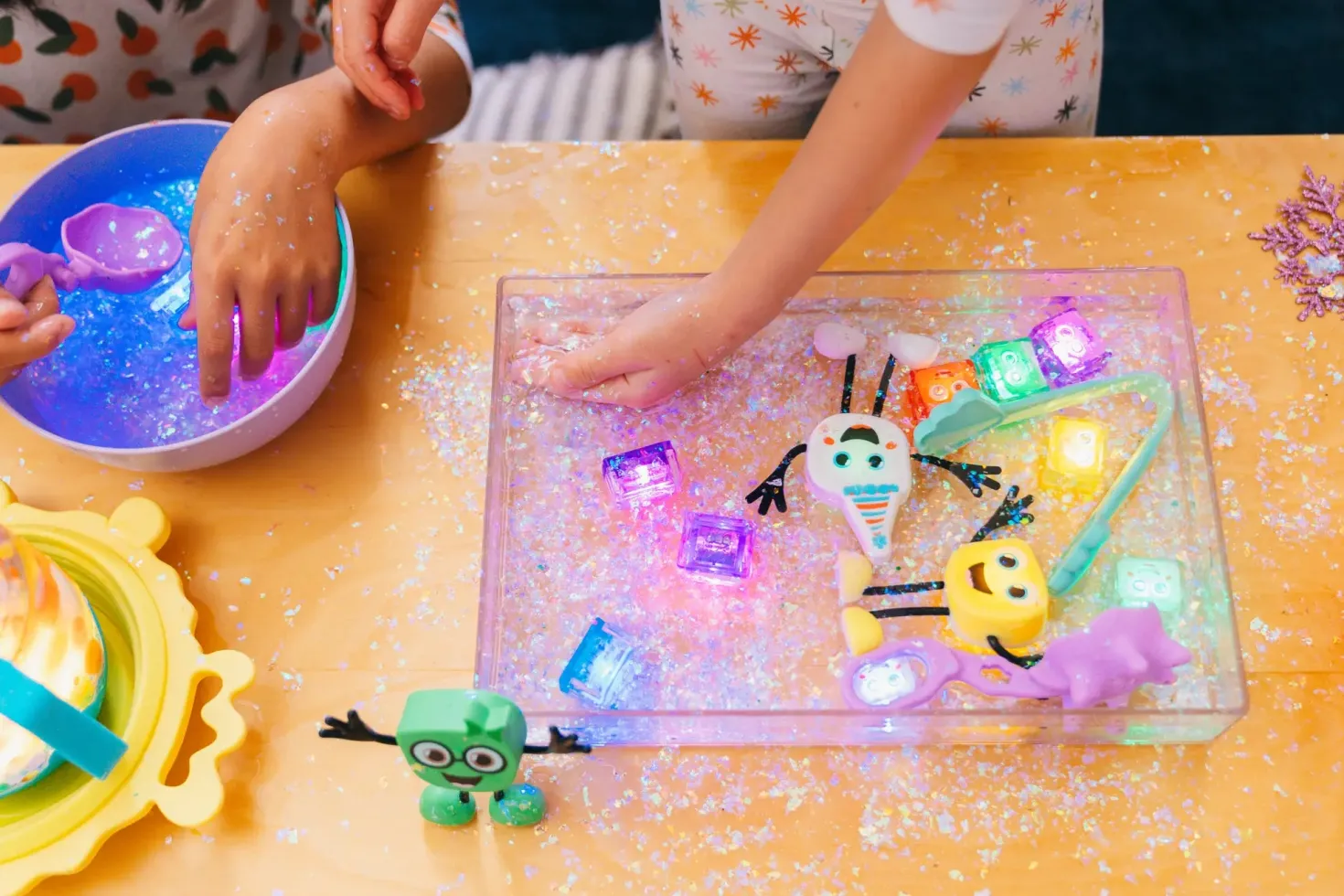GloPals Set Personaje + 2 Cubos luz PARTY Multicolor