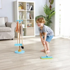 Juego de limpieza con escoba · Hape