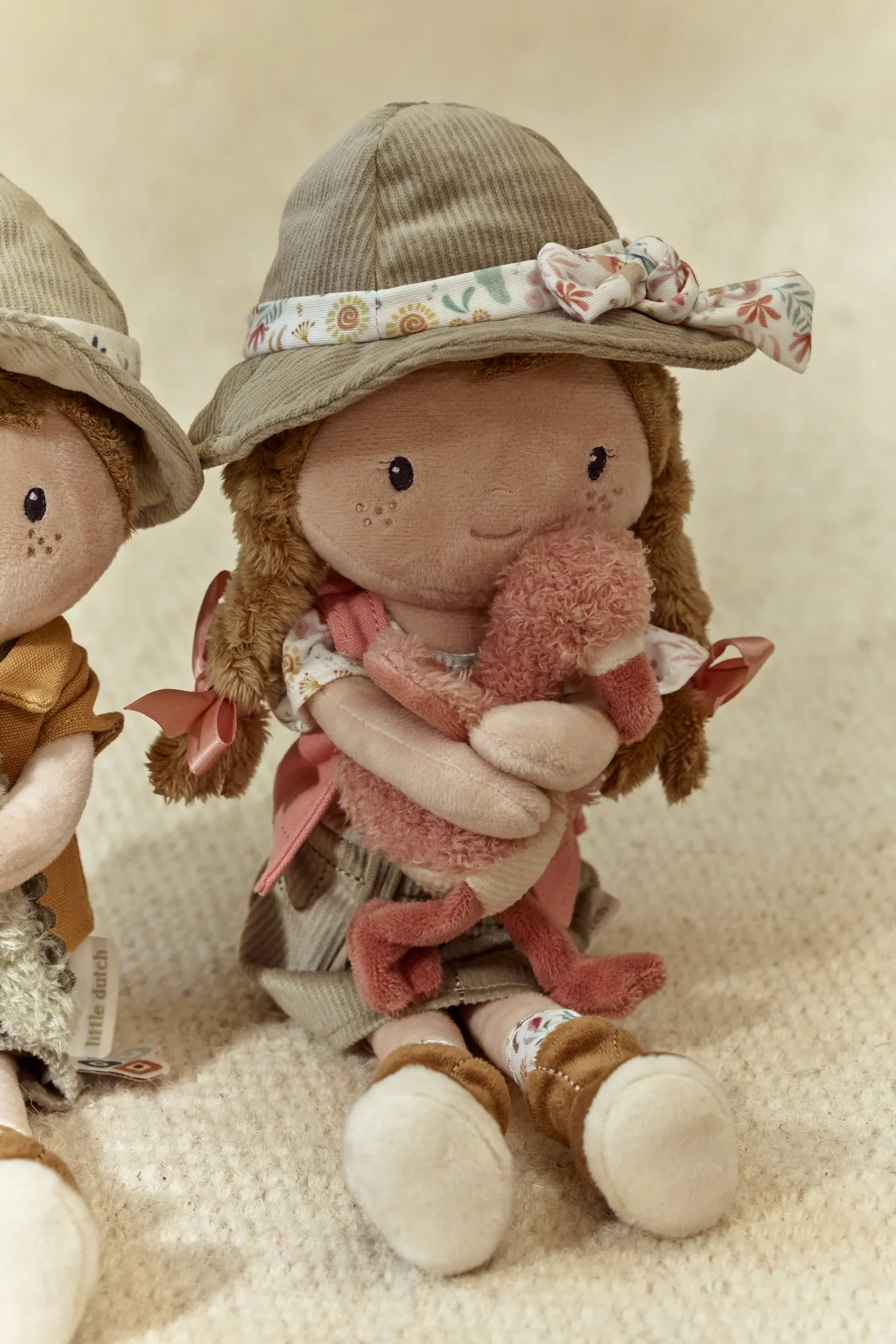 Rosa Exploradora Muñeca Blandita Safari · Little Dutch