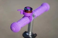 Timbre Patinete Micro · Neochrome Lila